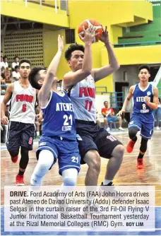  ?? BOY LIM ?? DRIVE. Ford Academy of Arts (FAA) John Honra drives past Ateneo de Davao University (Addu) defender Isaac Selgas in the curtain raiser of the 3rd Fil-Oil Flying V Junior Invitation­al Basketball Tournament yesterday at the Rizal Memorial Colleges (RMC)...