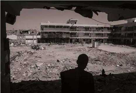  ?? Bloomberg ?? Displaced Palestinia­ns in the remains of a UNRWA school in central Khan Younis, Gaza, last Tuesday