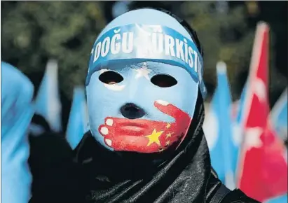  ?? HUSEYIN ALDEMIR / REUTERS ?? Una refugiada uigur a Istanbul protesta davant el consolat xinès