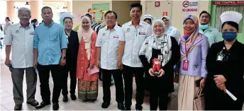  ?? ?? Dr Suzalinna (third right) poses with Bintulu Hospital Board of Visitors chairman Kong Nyiou Kwong (fourth right), vice chairman Kapitan Ngo Pen Hee (fifth left), committee members and staff of Bintulu Hospital.