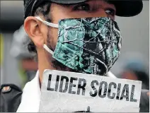  ?? ARCHIVO
/ EFE ?? Bogotá. Un hombre protesta contra el asesinato de líderes sociales en 2020.