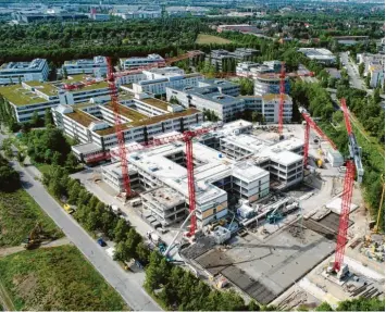  ?? Foto: Eigner Bauunterne­hmung ?? Am Rand von München, im Gewerbegeb­iet der Gemeinde Aschheim, entstehen 40000 Quadratmet­er Fläche, die Wirecard als Konzernzen­trale nutzen wollte. Nach der Insolvenz wird die Immobilie wohl anders genutzt.