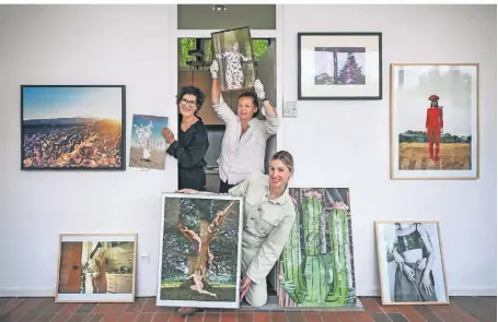  ?? FOTOS: MARKUS VAN OFFERN ?? Die Fotografin­nen Hanna Mattes, Katharina Bosse und Kirsten Becken bei der Einrichtun­g der Ausstellun­g im „Glaskasten“, der künftig öfter Ausstellun­gen zeigen soll.