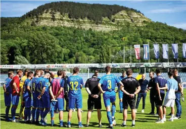  ?? FOTO: TINO ZIPPEL ?? Versöhnlic­her Abschlussk­reis am Fuße der Kernberge: Jena besiegt Großaspach 1:0.