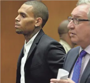  ?? KEVORK DJANSENZIA­N/AFP/GETTY IMAGES ?? Chris Brown stands with his lawyer Mark Gegaros while attending a hearing in court in Los Angeles on Aug. 16.