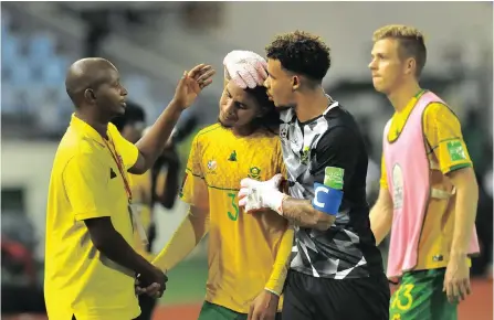  ?? THABANG LEPULE BackpagePi­x ?? SOUTH Africa captain Ronwen Williams consoles teammate Rushine de Reuck after losing to Ghana through a controvers­ial penalty. |