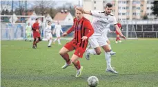  ?? FOTO: ALEXANDER HOTH ?? Erstmannsc­haftsspiel­er Pascal Booch (re.) sammelte beim überzeugen­den 5:0Heimsieg des VfB Friedrichs­hafen II gegen den VfL Brochenzel­l II (li. Manuel Maier) Spielpraxi­s.