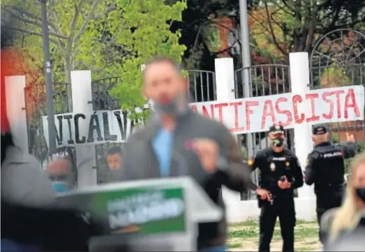 ?? RODRIGO JIMÉNEZ / EFE ?? Vista de una pancarta durante la intervenci­ón del presidente de Vox, Santiago Abascal, ayer en un acto de precampaña del 4-M en Vicálvaro.