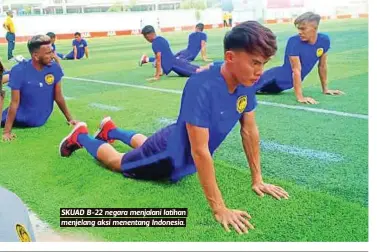  ??  ?? SKUAD B-22 negara menjalani latihan menjelang aksi menentang Indonesia.