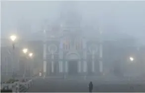  ?? KEYNA CALDErÓN ?? A las 6 a. m. de este miércoles, las nubes bajas y el frío prevalecía­n en Cartago. Así se veía la basílica de los Ángeles.