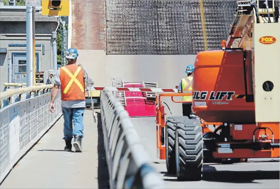  ?? KARENA WALTER THE ST. CATHARINES STANDARD ?? A constructi­on van is wedged between the roadway and the raised Homer Bridge on Queenston Street in St. Catharines on Tuesday.