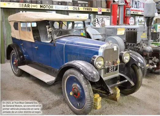  ??  ?? En 1923, el True Blue Oakland Six, de General Motors, se convirtió en el primer vehículo producido en serie pintado de un color distinto al negro.