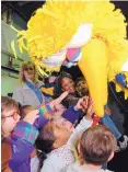  ?? CHRIS GARDNER/ ASSOCIATED PRESS ?? Students reach up and touch the beak of Sesame Street’s Big Bird character in Philadelph­ia in 1998.