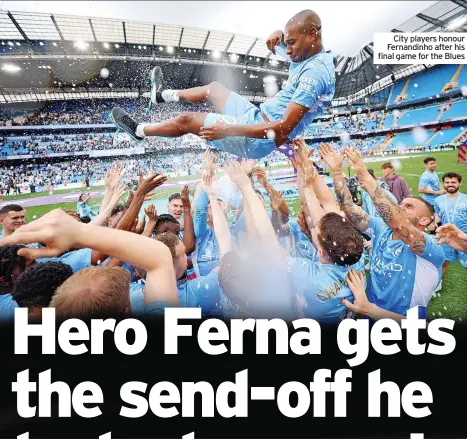  ?? ?? City players honour Fernandinh­o after his final game for the Blues