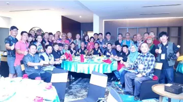  ??  ?? Lee and Wong (seated sixth and seventh right) and the participan­ts in a group photo during the welcoming dinner.