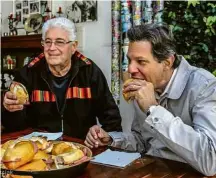  ?? Eduardo Matysiak/Divulgação ?? Roberto Requião (MDB) e Fernando Haddad (PT) dividem sanduíches de mortadela em Curitiba