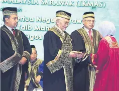  ??  ?? Taib (second left) presents a certificat­e to a graduate while Jamil (left) and Othman look on.