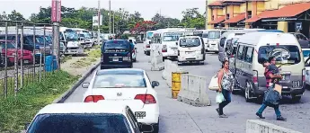  ?? FOTO: MELVIN CUBAS. ?? ÁREA. En la Gran Central Metropolit­ana convergen las unidades interurban­as.