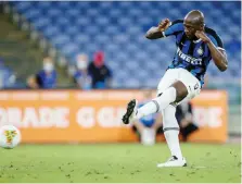  ?? GETTY IMAGES ?? Romelu Lukaku regala dagli undici metri il pari all’Inter