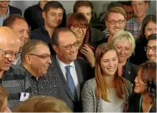  ??  ?? Le président de la République pose avec les salariés de l’IOT Valley de Labège.