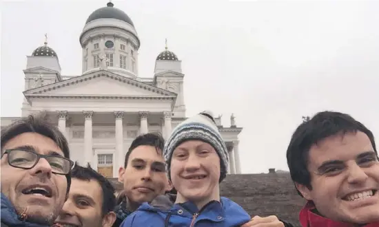  ?? Foto: Miguel Ivars ?? Selfie vor der Kathedrale von Helsinki: Ivars und Cervera (v.l.) führten die Schüler sicher durch Finnland.