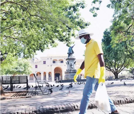  ??  ?? La Zona Colonial, donde anualmente visitan más de medio millón de turistas, lucía vacía por el toque de queda.