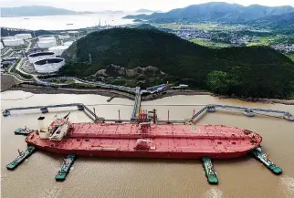  ?? REUTERS ?? A VLCC oil tanker is seen at a crude oil terminal in Ningbo Zhoushan port, Zhejiang province, China, May 16, 2017.