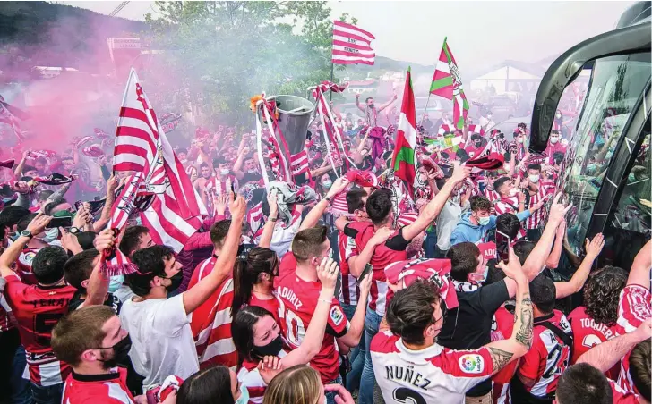  ?? EFE ?? Cientos de aficionado­s despidiero­n al Athletic al abandonar Lezama camino de Sevilla