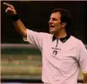  ??  ?? Caracciolo «A f... ci vai tu»: l’arbitro Gabriele dopo il rosso a Caracciolo in Perugia-Modena 2002.