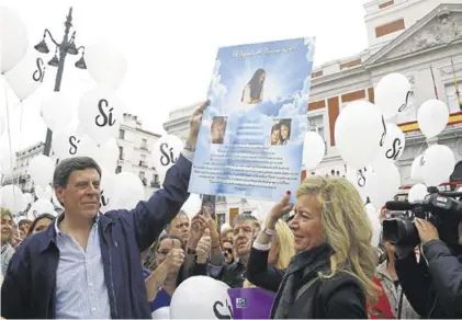  ??  ?? Juan Carlos Quer y Diana López Pinel, padres de Diana Quer, encabezaro­n ayer la marcha de Madrid.