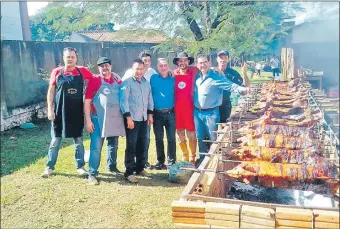  ??  ?? Abundante carne asada ordenó el líder de Alto Paraná para el festejo de su cumpleaños que tuvo lugar en el Club Social Área 4 con numerosos dirigentes.