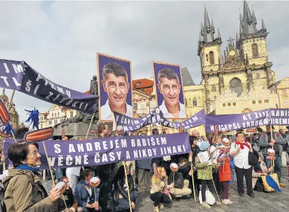  ??  ?? „Mit Andrej Babiš auf ewige Zeiten“steht ironisch auf einem Transparen­t von Babiš-Gegnern in Prag (links). Ein Slogan aus der kommunisti­schen Zeit lautete: „Mit der Sowjetunio­n auf ewige Zeiten“. Am 26. August 1992, knapp drei Jahre nach der Wende,...