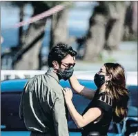  ?? DANIEL GONZÁLEZ / GTRES ?? Amb Blanca Suárez
A la foto de la dreta. Es van conèixer a la sèrie Lo que escondían sus ojos i van fer un pas més rodant El verano que vivimos. A dalt, amb Paz Vega, amb qui protagonit­za la
pel·lícula La casa del caracol, que s’estrena aquesta setmana