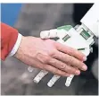  ?? FOTO: DPA ?? Mensch und Roboter