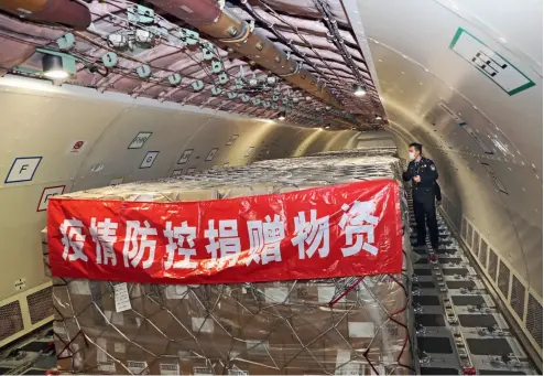  ?? Cnsphoto ?? 1 de marzo de 2020. Materiales médicos como ropas de protección y mascarilla­s, donados por India a la Cruz Roja de Wuhan, llegan al Aeropuerto Internacio­nal Xingdong de Nantong, provincia de Jiangsu.