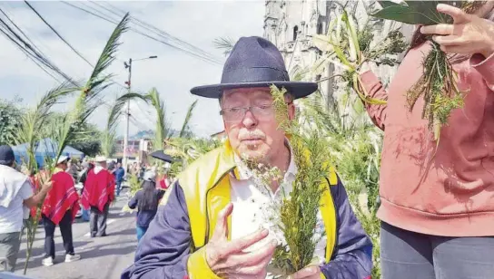  ?? ANDRÉS SALAZAR ?? ▶ Rafael Camino, director de la fundación Jacchigua, en la procesión de Domingo de Ramos, en el centro histórico, actividad que dio inicio a la Semana Santa en la capital.