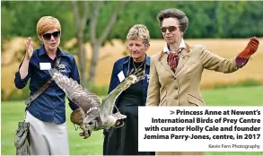  ?? Kevin Fern Photograph­y ?? > Princess Anne at Newent’s Internatio­nal Birds of Prey Centre with curator Holly Cale and founder Jemima Parry-Jones, centre, in 2017