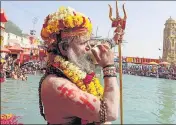  ?? RAAJIV KALA/HT ?? A Naga seer offers prayer in Haridwar Ganga ghat.