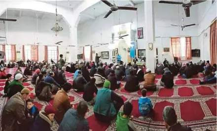 ??  ?? Penduduk menyertai program sambutan Maulidur Rasul di Masjid Abo Bakr Al Sadiq, Syria.