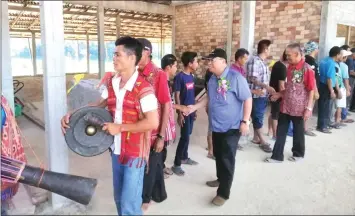  ??  ?? gugah receives warm welcome from longhouse folk upon arrival at oumah fntang new longhouse site.