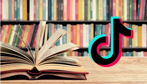  ?? ?? Le logo TikTok à côté d'une étagère de livres`