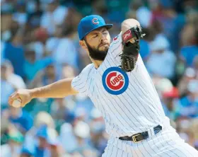  ??  ?? Jake Arrieta, de los Cachorros, lanzó durante cinco y dos tercios de entrada en las que permitió cinco carreras.