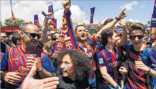  ??  ?? FUERA DE CASA. El Barça facilitará que sus aficionado­s estén presentes con el equipo en los partidos importante­s.