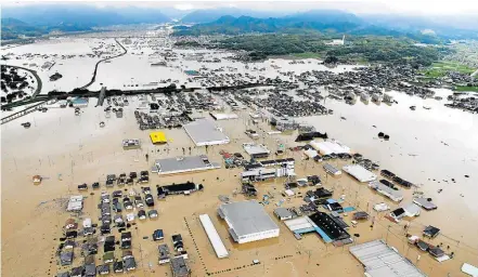  ?? SHINGO NISHIZUME/KYODO NEWS/AP ?? Devastação. Em Kurachiki, sudoeste do Japão, prédios ficaram parcialmen­te submersos; previsão é de mais chuva hoje