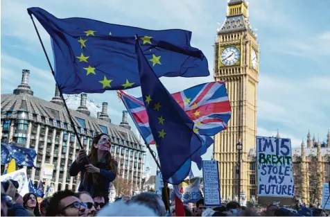  ?? Fotos: Chris J. Ratcliffe, afp ?? Am Wochenende gingen in London zehntausen­de Menschen auf die Straße, um gegen den Brexit zu demonstrie­ren.