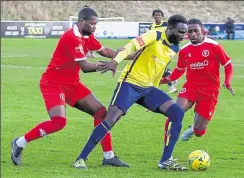  ?? Picture: Les Biggs ?? Kemo Darboe takes on two Whitehawk defenders