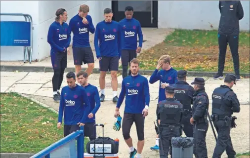  ??  ?? Sergio Busquets, Sergi Roberto, Neto y De Jong acuden al entrenamie­nto en Vitoria con Lenglet, Griezmann, Rakitic y Ansu en segundo plano.