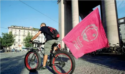  ?? (Lapresse) ?? In sellaUn rider di Foodora protesta contro le condizioni di lavoro del settore