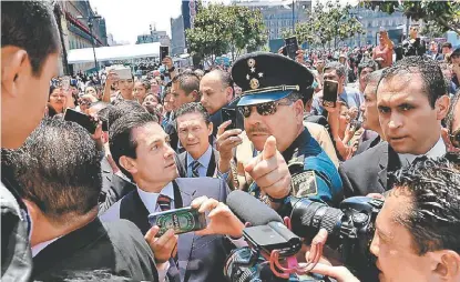  ?? JORGE CARBALLO ?? Al entregar los Premios Nacionales de Ciencias, Artes y Literatura 2017 en Palacio Nacional, el Presidente adelantó que en agosto se comenzarán a aplicar los nuevos planes de estudio en preescolar y primaria.