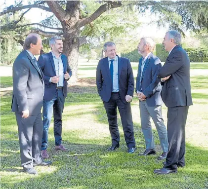  ??  ?? Olivos. Cuando se amplió la mesa política con Sanz, Monzó y Frigerio, junto a Peña y Morales.